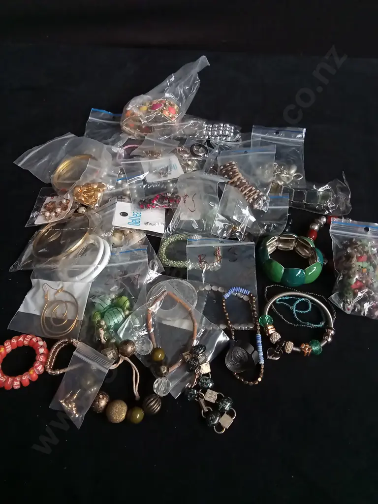 ASSORTED COSTUME JEWELLERY Image 1++