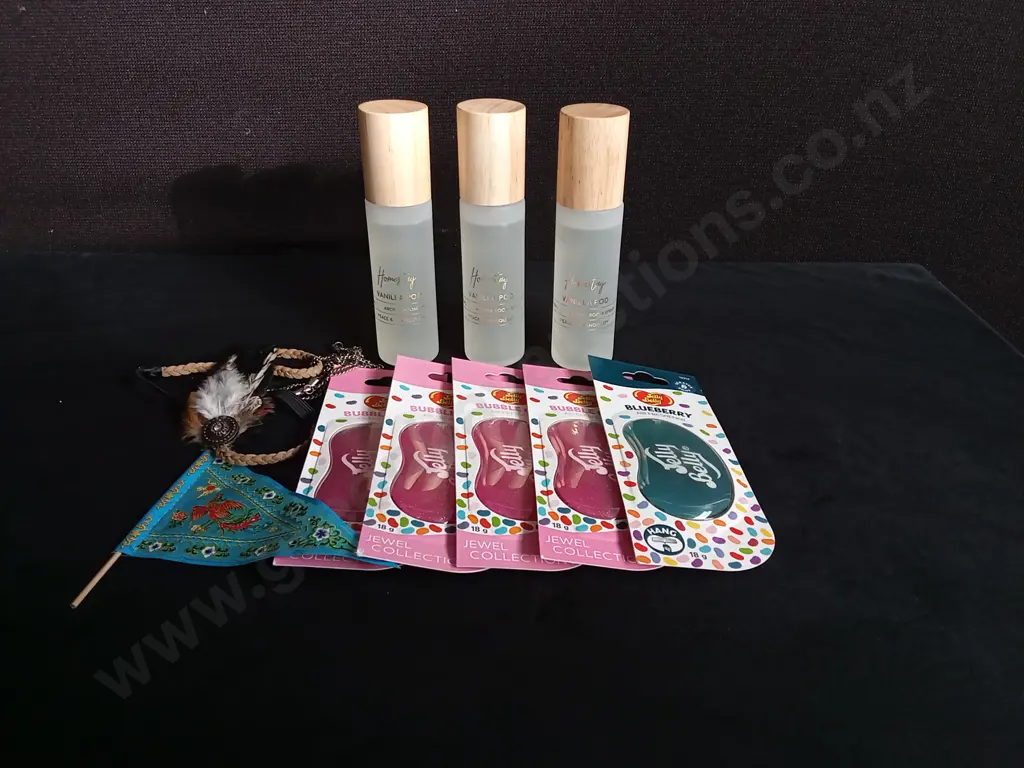 COLLECTION OF 8X FRAGRANCE PIECES AND 2 DECORATIVE ITEMS Image 1++