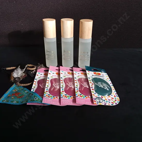 COLLECTION OF 8X FRAGRANCE PIECES AND 2 DECORATIVE ITEMS