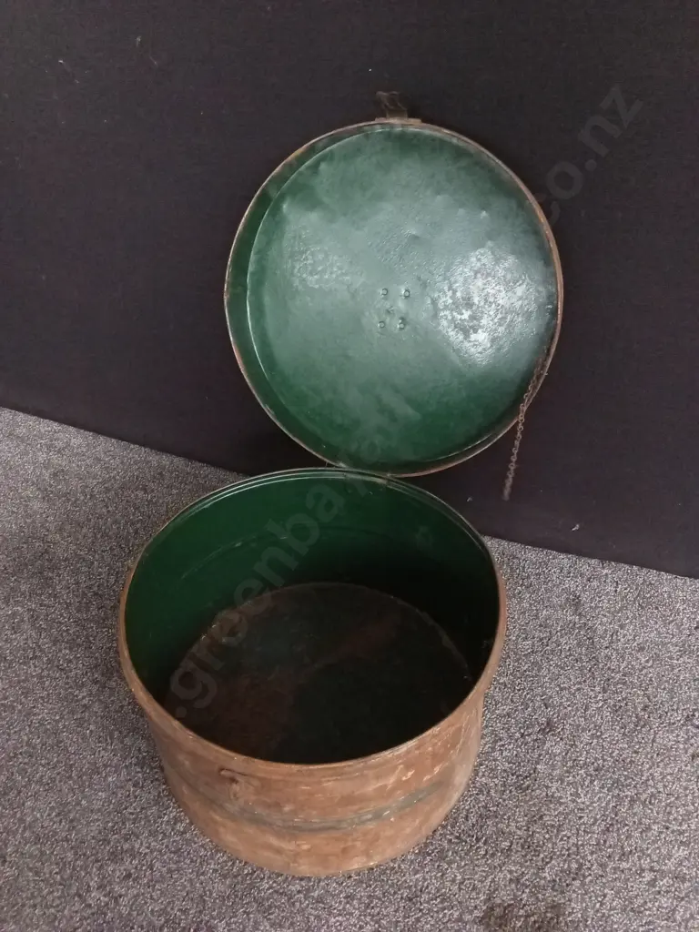 ANTIQUE TIN HAT BOX, H 31 CM X W 45.5 CM Image 1++