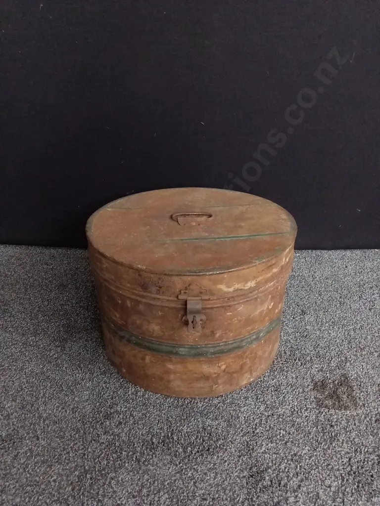 ANTIQUE TIN HAT BOX, H 31 CM X W 45.5 CM Image 1++