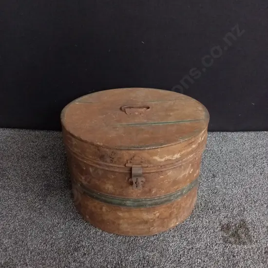 ANTIQUE TIN HAT BOX, H 31 CM X W 45.5 CM