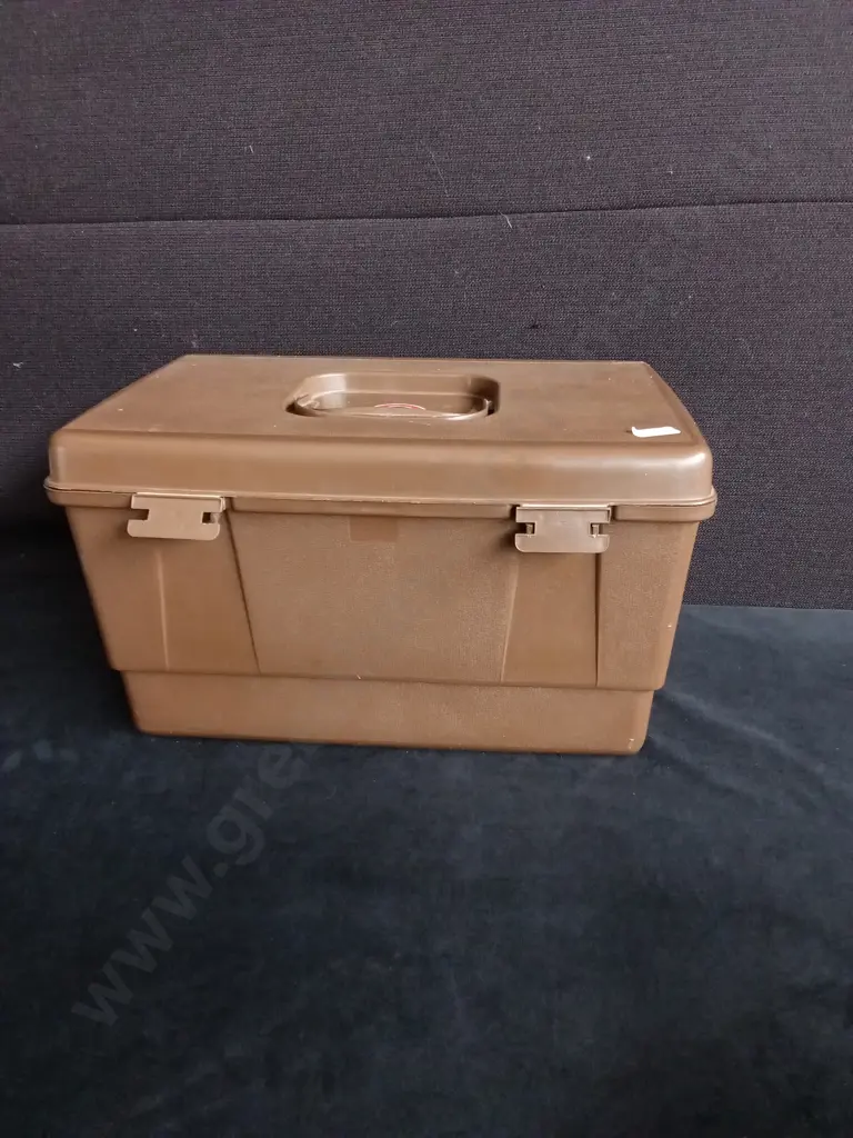 VINTAGE PLASTIC UTILITY BOX, H 20 CM X W 23 CM Image 1++