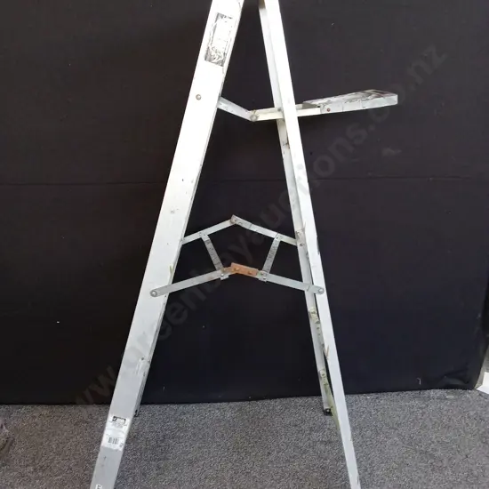RHINO ALUMINIUM STEP LADDER WITH TOOL / PAINT TRAY