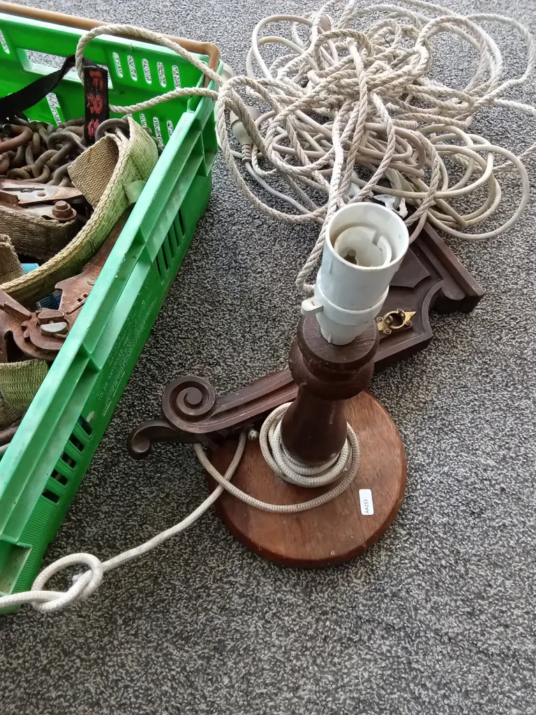 PLASTIC CRATE CONTAINING TRANSPORT STROPS, ROPE AND WOODEN LAMP BASE Image 1++