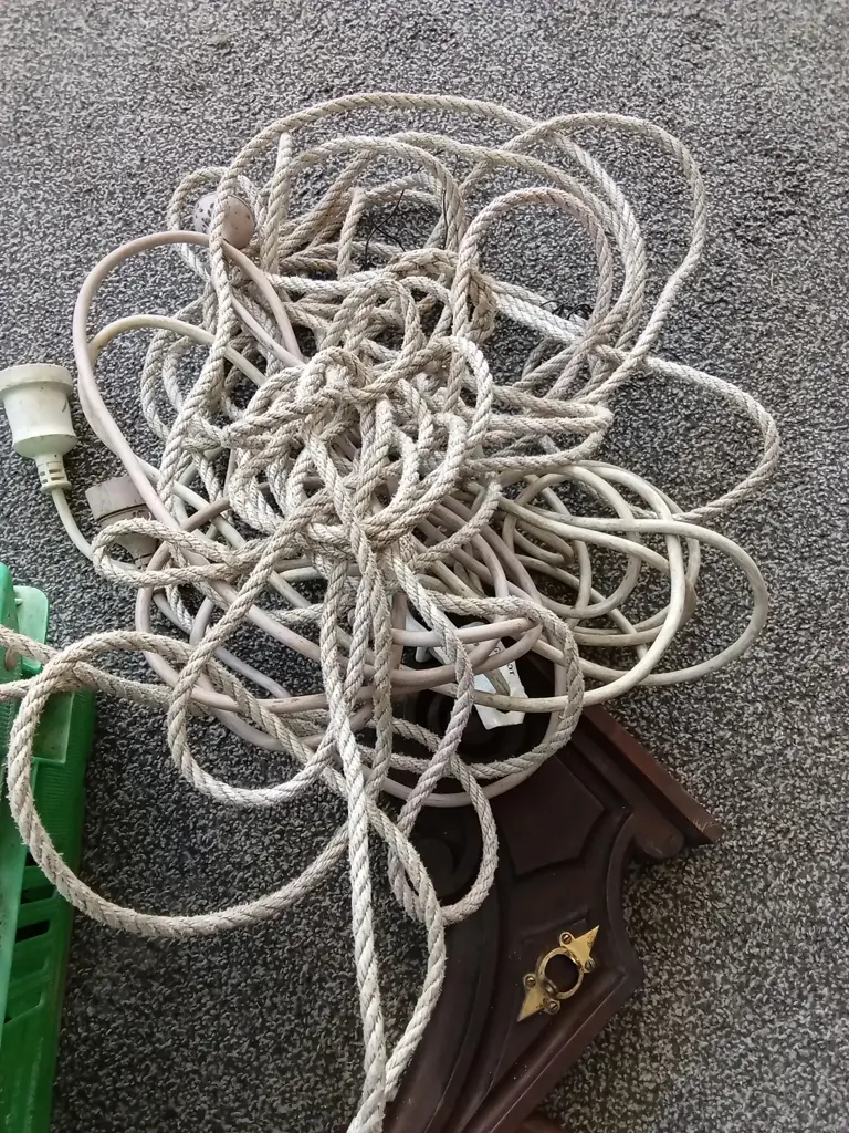 PLASTIC CRATE CONTAINING TRANSPORT STROPS, ROPE AND WOODEN LAMP BASE Image 1++