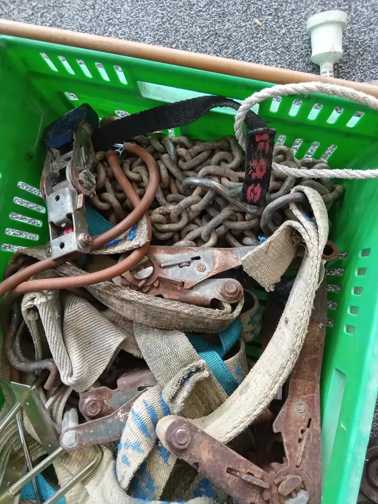 PLASTIC CRATE CONTAINING TRANSPORT STROPS, ROPE AND WOODEN LAMP BASE Image 1++
