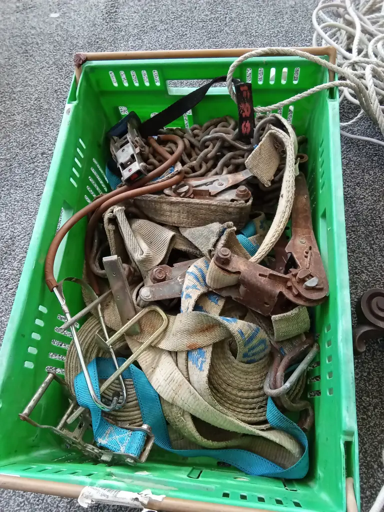 PLASTIC CRATE CONTAINING TRANSPORT STROPS, ROPE AND WOODEN LAMP BASE Image 1++