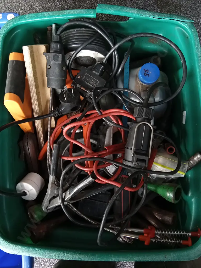 MIX OF TOOLS, INCLUDING TRAILER PLUGS Image 1++