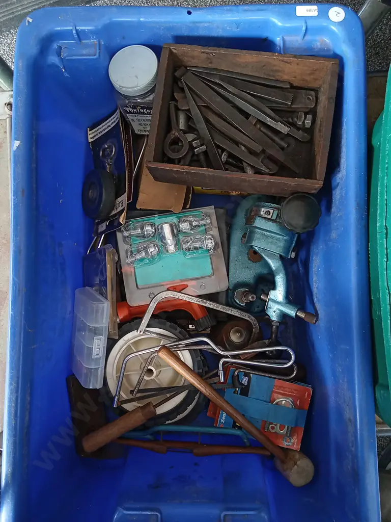 MIX OF TOOLS AND HARDWARE Image 1++
