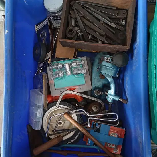 MIX OF TOOLS AND HARDWARE