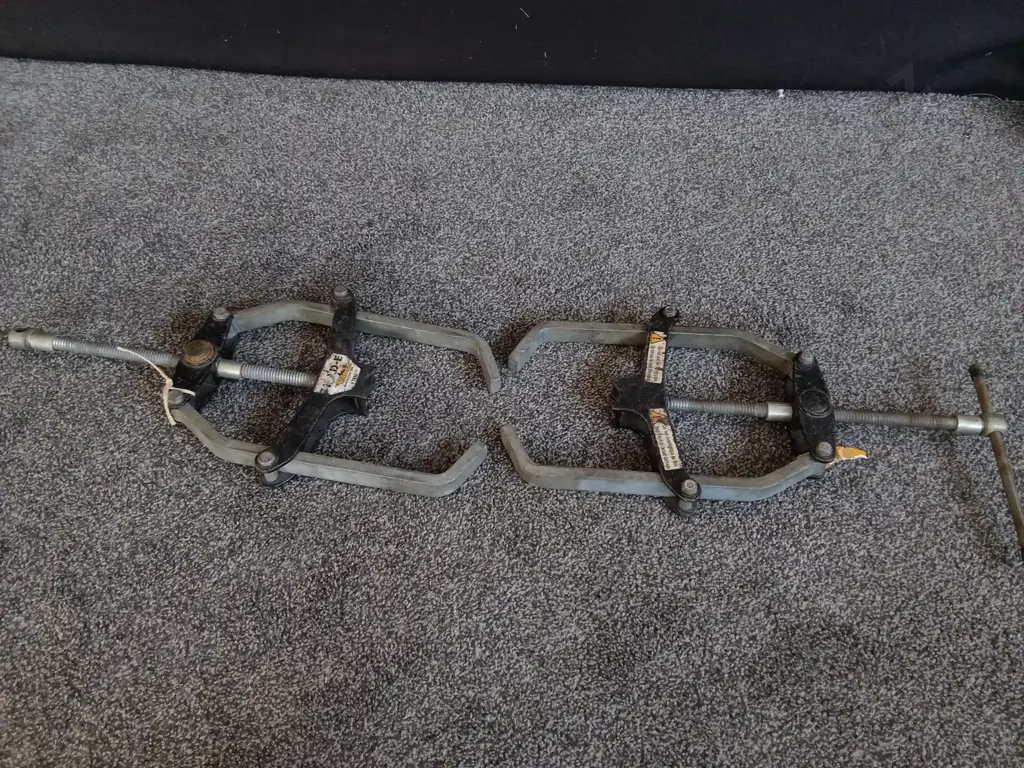 PAIR OF SUMNER HOLD E PIPE CLAMPS Image 1++
