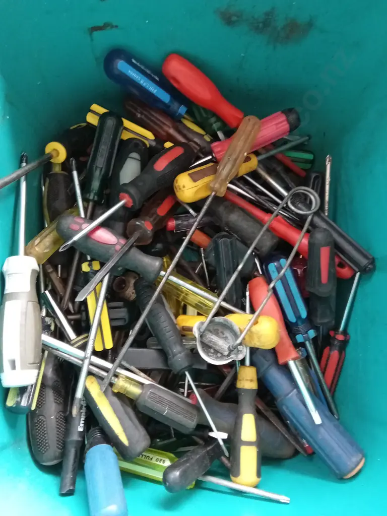 GREEN BIN OF SCREWDRIVERS Image 1++