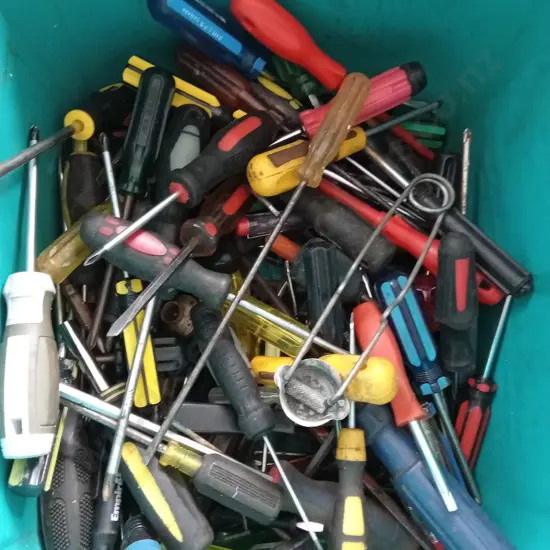 GREEN BIN OF SCREWDRIVERS