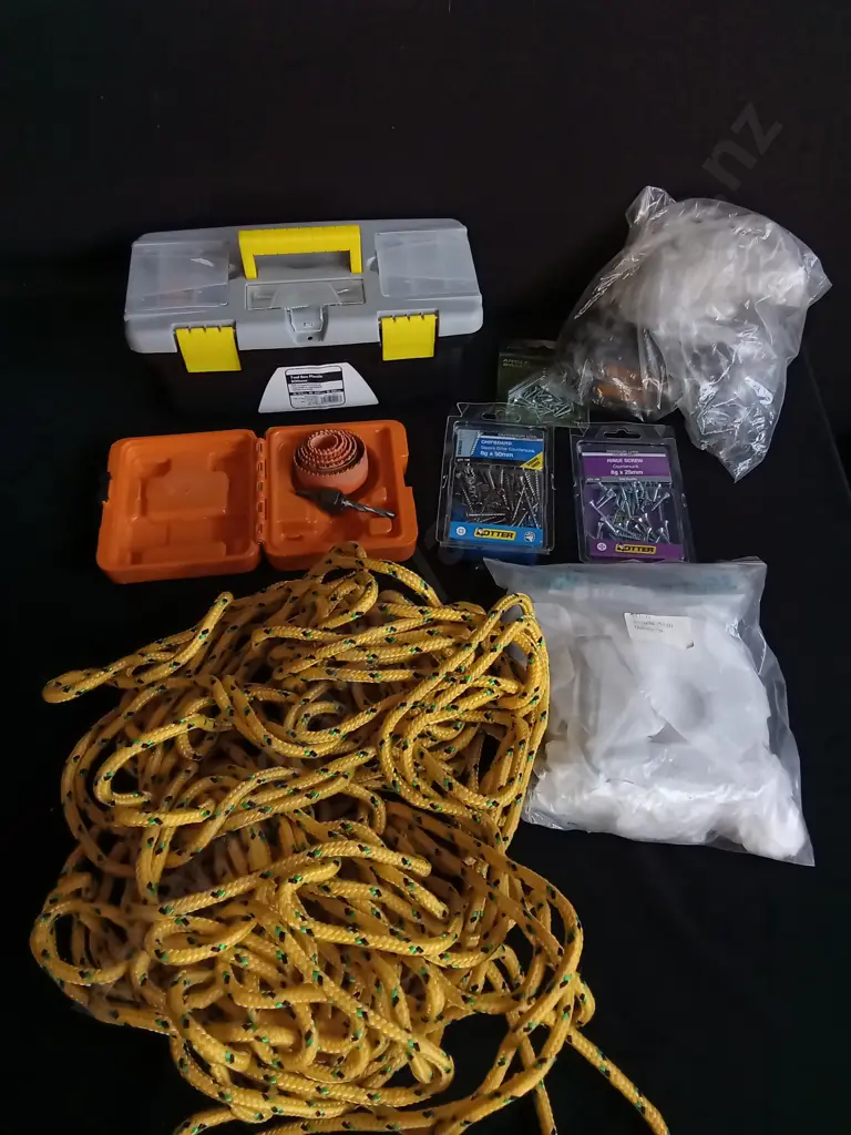 MIX OF TOOLS AND HARDWARE Image 1++