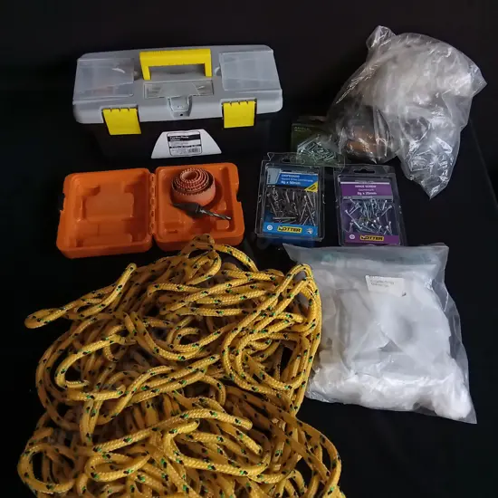 MIX OF TOOLS AND HARDWARE