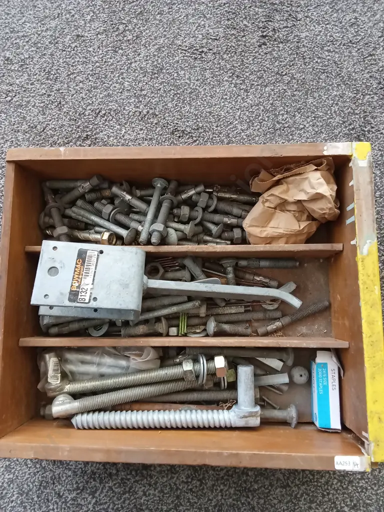 BOX OF VARIOUS FASTENERS Image 1++