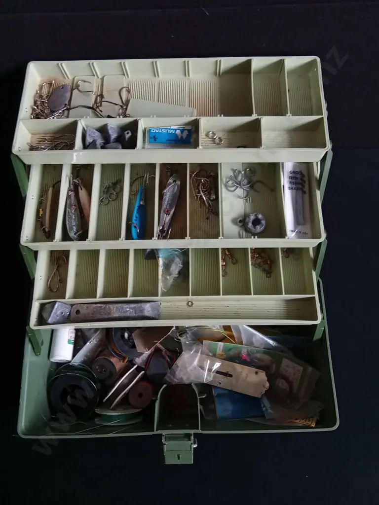 TACKLE BOX INCLUDING CONTENTS Image 1++