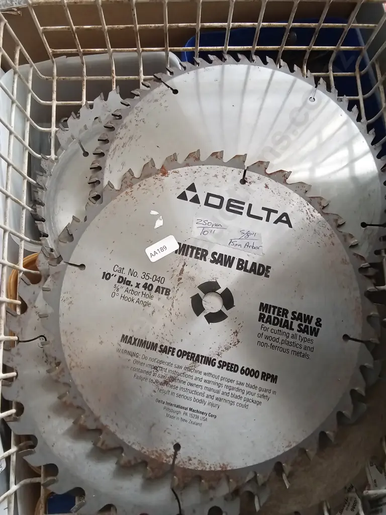 CRATE OF SAW BLADES Image 1++