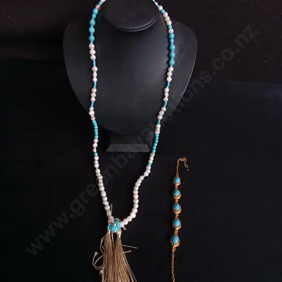2 PIECES TURQUOISE BEADED NECKLACE AND GOLD COLOURED BRACELET