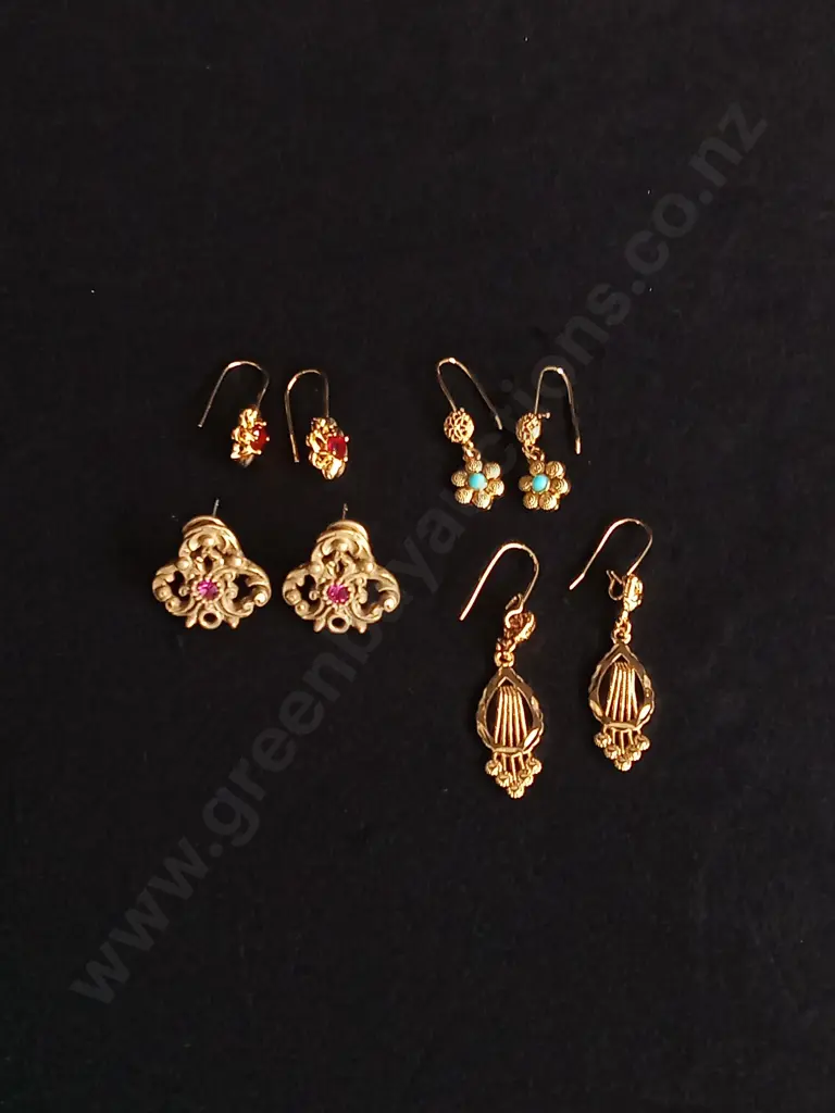 4 PAIRS OF GOLD COLOURED EARRINGS Image 1++