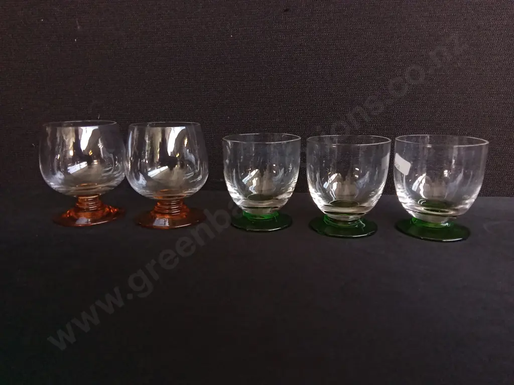 VINTAGE MID CENTURY WINE GLASSES, 5 PIECES, AMBER AND GREEN STEMMED, TALLEST H 10 CM Image 1++