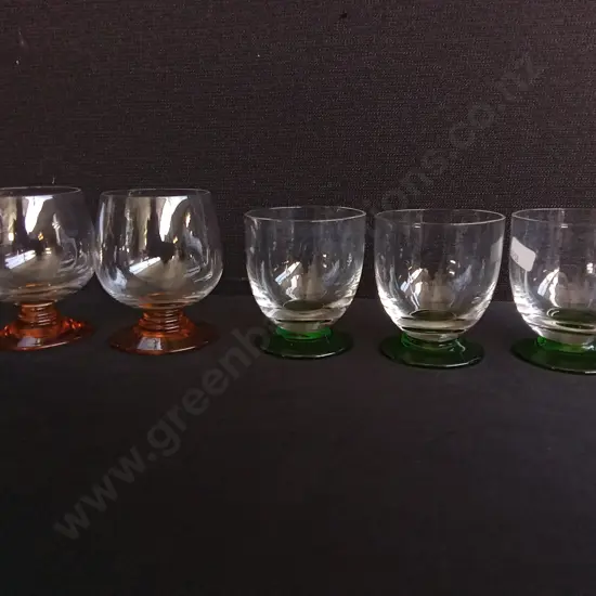 VINTAGE MID CENTURY WINE GLASSES, 5 PIECES, AMBER AND GREEN STEMMED, TALLEST H 10 CM