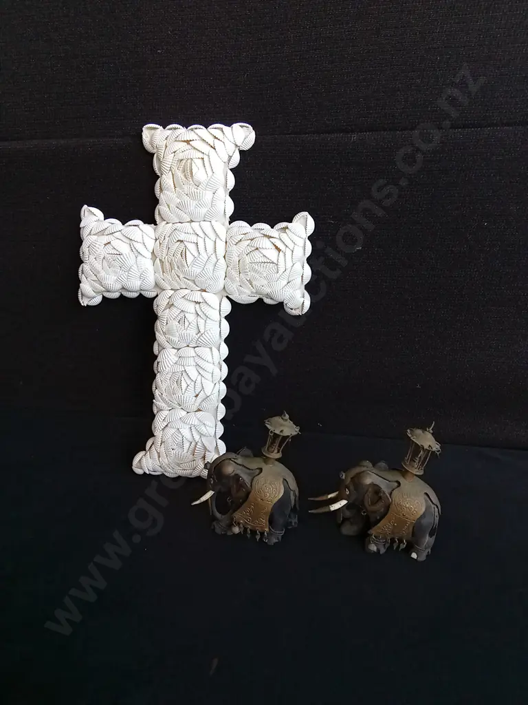 3 PIECES DECOR, HANDCRAFTED SHELL CROSS, AND PAIR OF VINTAGE ELEPHANT FIGURINES, TALLEST H 33 CM Image 1++