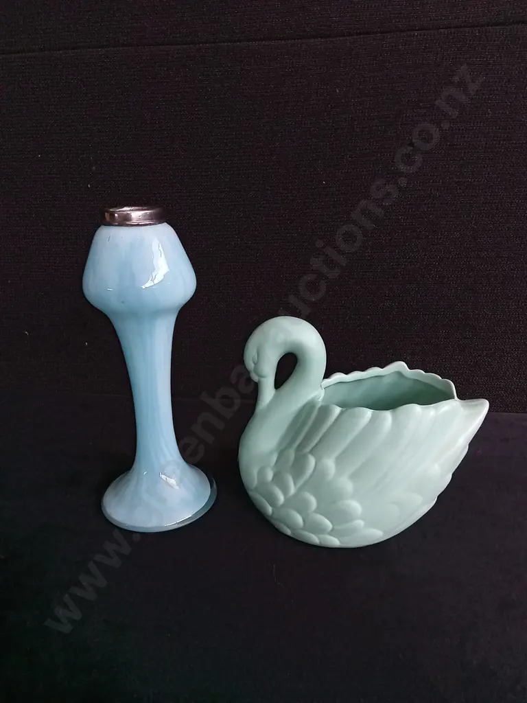 VINTAGE PASTEL GLASS AND CERAMIC DECOR, SWAN PLANTER AND OPALINE BUD VASE, TALLEST H 19 CM Image 1++