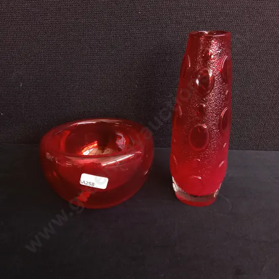 VINTAGE MID CENTURY RUBY RED ART GLASS, BUBBLE BOWL AND TEXTURED BUD VASE, TALLEST H 18 CM