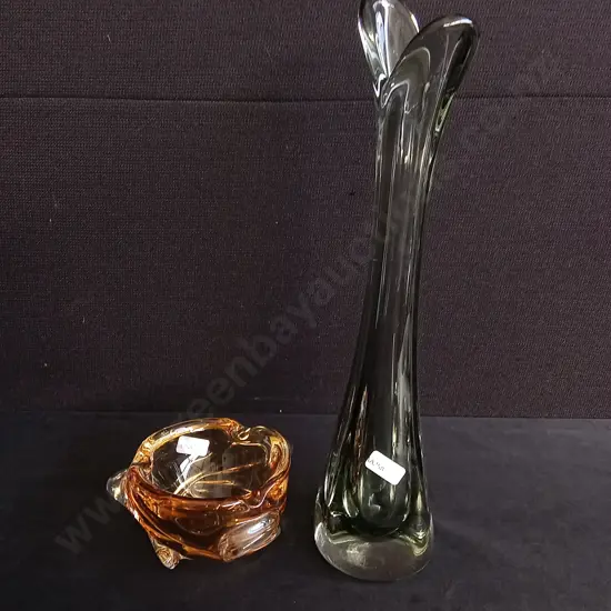 VINTAGE MID CENTURY MODERN ART GLASS SWUNG VASE AND AMBER ASHTRAY, TALLEST H 37 CM