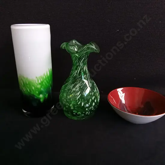 3 PIECES ART GLASS VASES AND STUDIO POTTERY BOWL, TALLEST H 21.5 CM