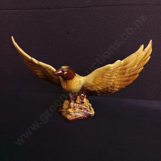 VINTAGE BLUE MOUNTAIN POTTERY "EAGLE IN FLIGHT" FIGURINE, W 36 CM