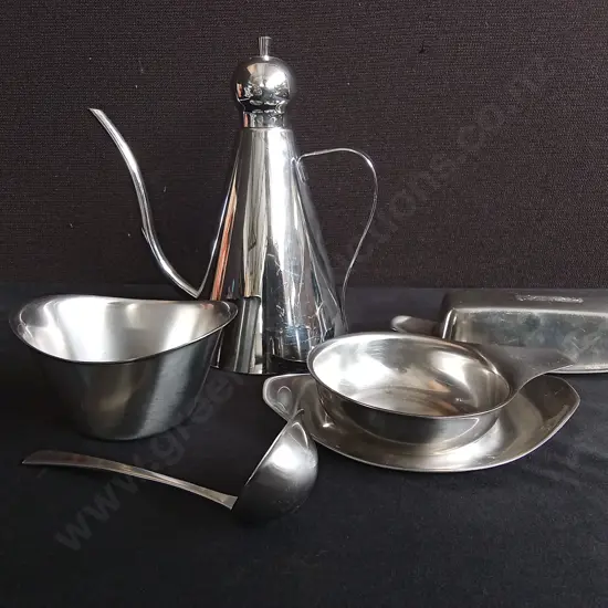 STAINLESS STEEL KITCHEN ITEMS, INCLUDING, OIL DISPENSER, BUTTER TRAY, AND OTHER PIECES, TALLEST ITEM IS 22CM