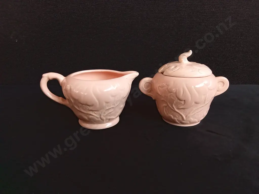 VINTAGE SYLVAC PINK BRAMBLE CREAMER JUG AND LIDDED SUGAR BOWL, TALLEST H 10.5 CM Image 1++