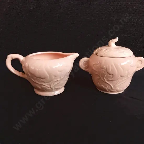 VINTAGE SYLVAC PINK BRAMBLE CREAMER JUG AND LIDDED SUGAR BOWL, TALLEST H 10.5 CM
