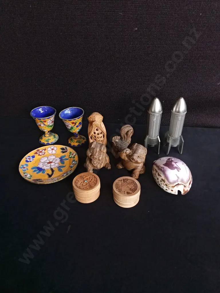 COLLECTION OF SMALL DECORATIVE ITEMS, TALLEST H 11 CM Image 1++