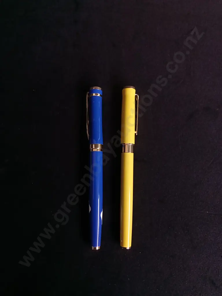 PAIR OF WRITING PENS AND FAUX FUR HANDBAG, LARGEST W 28 CM Image 1++