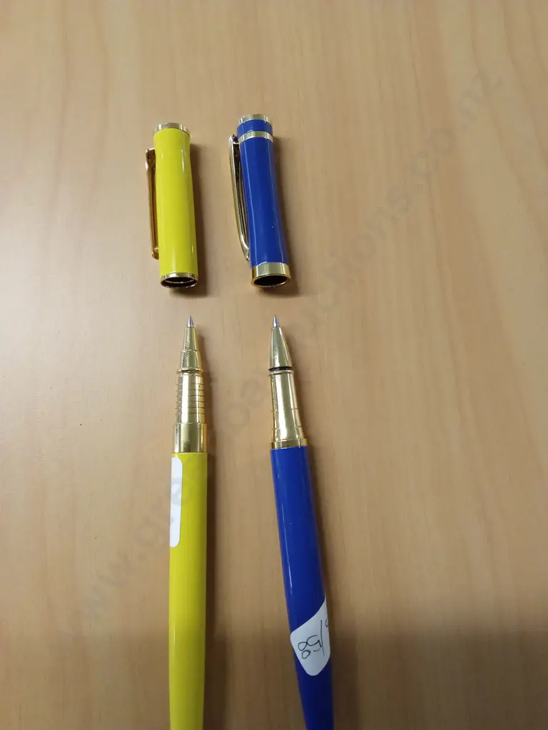 PAIR OF WRITING PENS AND FAUX FUR HANDBAG, LARGEST W 28 CM Image 1++