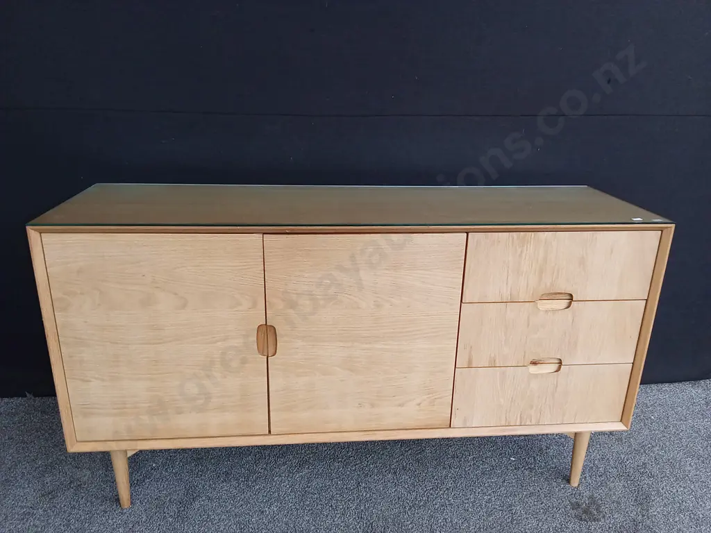 MID CENTURY STYLE LIGHT OAK SIDEBOARD / CABINET, BOOK MATCHED GRAIN ON DOORS AND DRAWERS H 85CM X L 155CM X D 45CM Image 1++