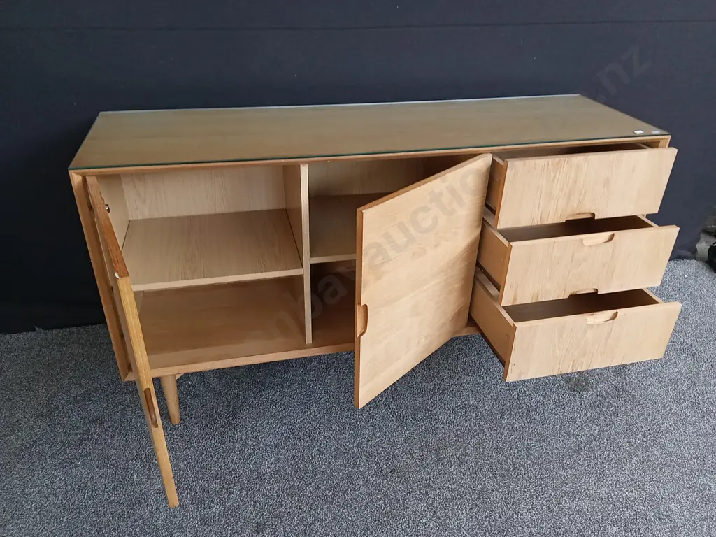 MID CENTURY STYLE LIGHT OAK SIDEBOARD / CABINET, BOOK MATCHED GRAIN ON DOORS AND DRAWERS H 85CM X L 155CM X D 45CM Image 1++