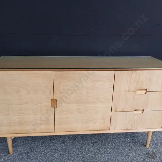 MID CENTURY STYLE LIGHT OAK SIDEBOARD / CABINET, BOOK MATCHED GRAIN ON DOORS AND DRAWERS H 85CM X L 155CM X D 45CM