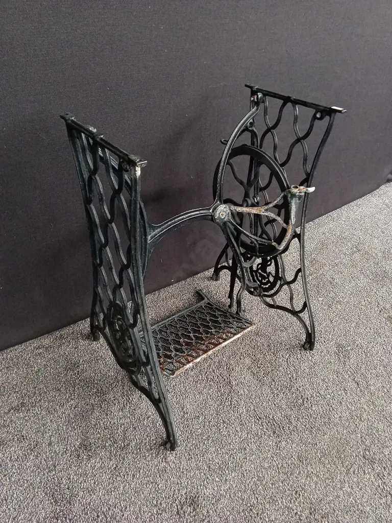 ANTIQUE CAST IRON SEWING MACHINE BASE, H 71CM X L 55CM X D 47CM Image 1++