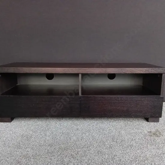 DARK STAINED WOOD ENTERTAINMENT UNIT OR TV STAND FEATURING 2 DRAWS, L 118CM X W 40CM X H 41CM