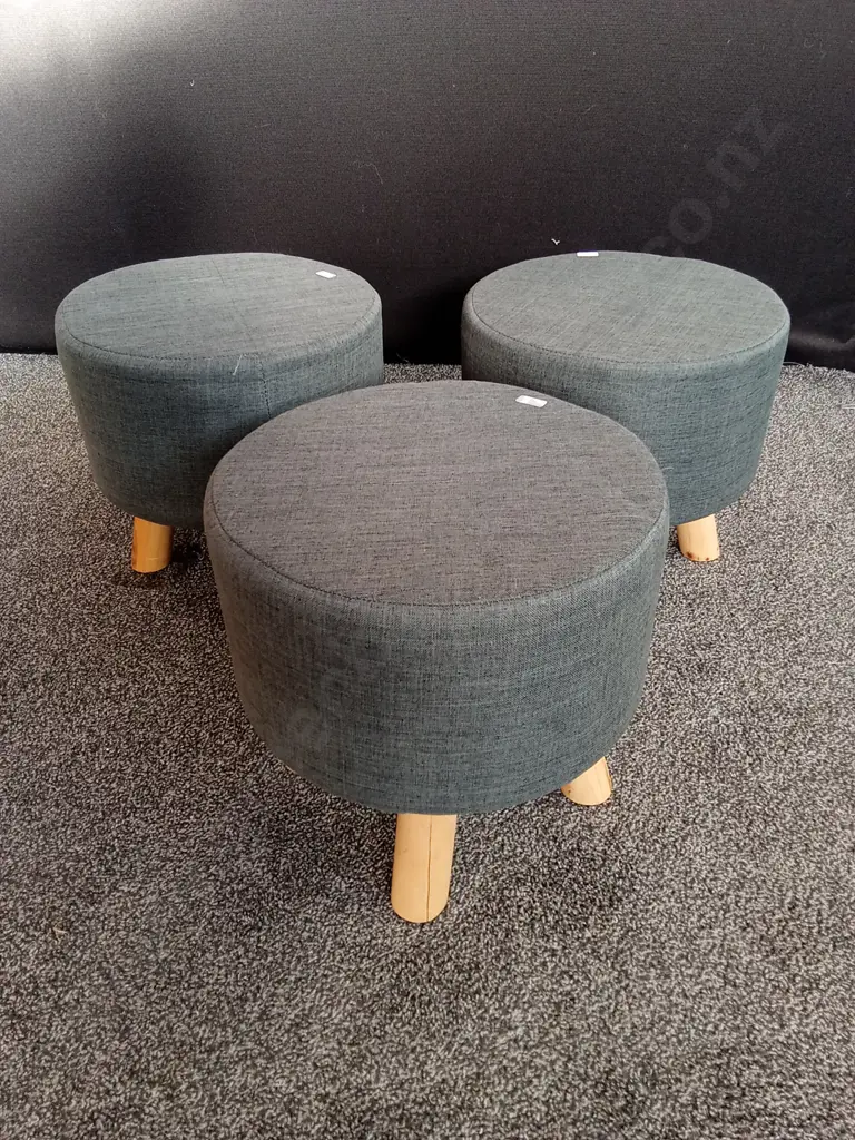 3 GREY OTTOMANS/ STOOLS, H 34.5 CM Image 1++