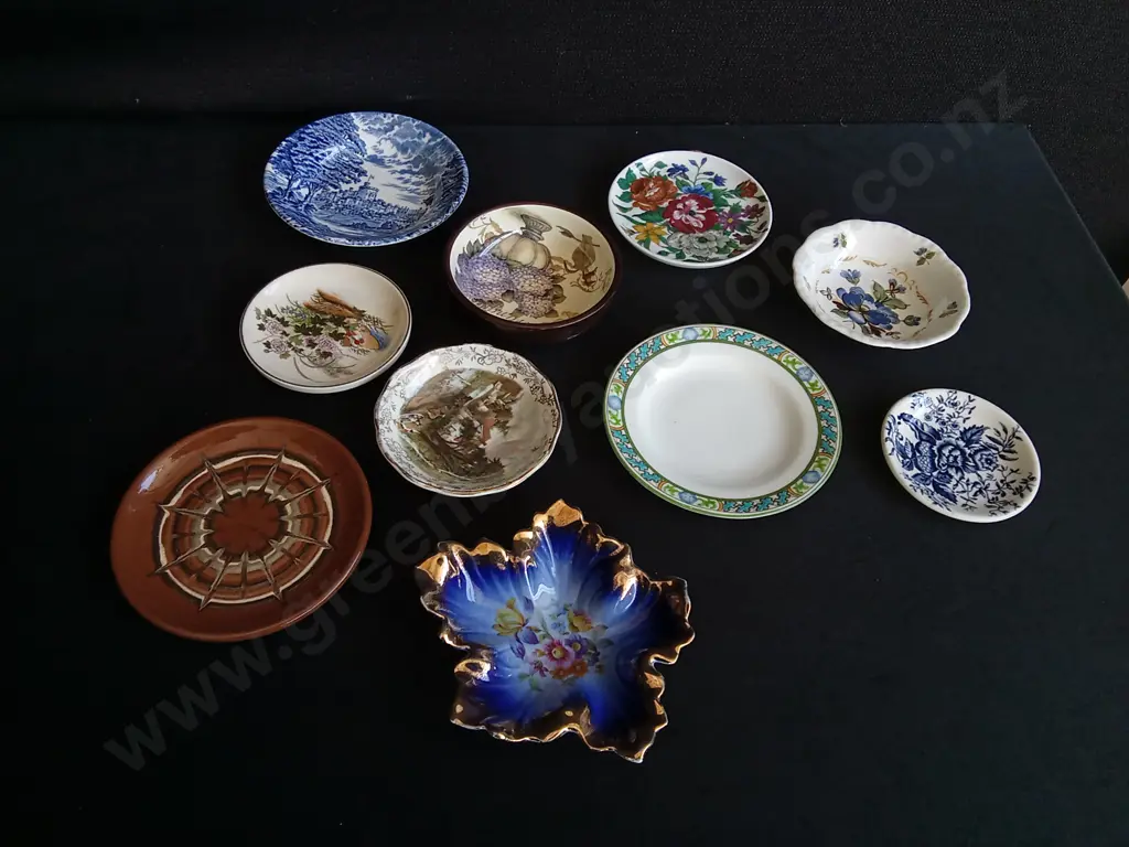 MIXED COLLECTION OF SMALL PLATES, LARGEST DIAMETER 12 CM Image 1++