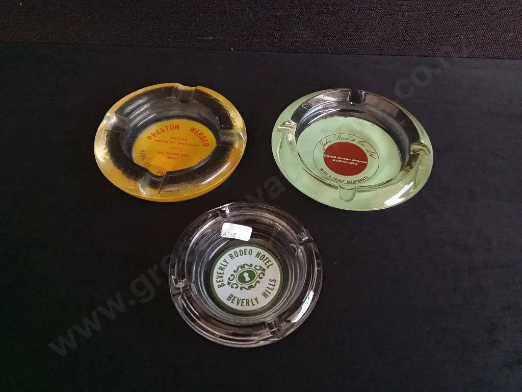3 VINTAGE GLASS ADVERTISING ASHTRAYS, LARGEST W 15 CM APPROX Image 1++