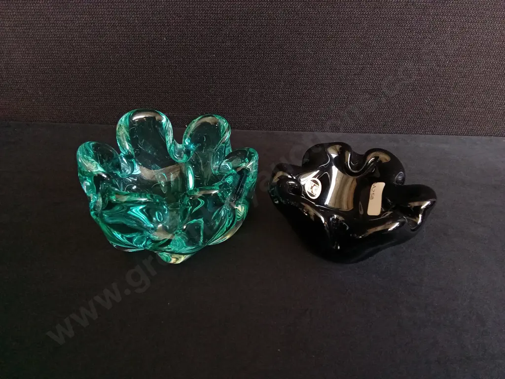 PAIR OF VINTAGE MID CENTURY MODERN ART GLASS ASHTRAYS, INCLUDING STRAZA YUGOSLAVIA BLACK RUFFLED BOWL, LARGEST W 13 CM Image 1++