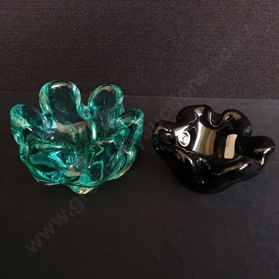 PAIR OF VINTAGE MID CENTURY MODERN ART GLASS ASHTRAYS, INCLUDING STRAZA YUGOSLAVIA BLACK RUFFLED BOWL, LARGEST W 13 CM