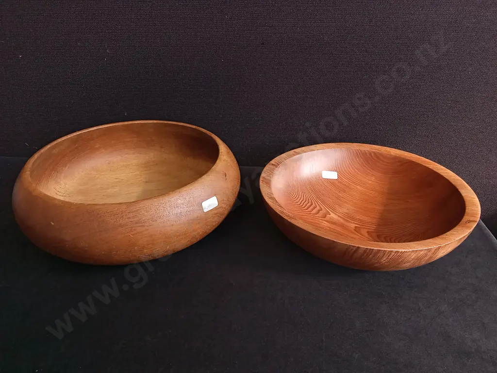 PAIR OF HAND TURNED NZ NATIVE WOODEN BOWLS, INCLUDING ONE CEDAR, LARGEST W 31 CM APPROX Image 1++